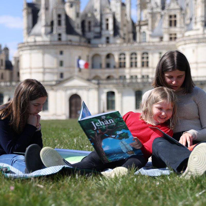 Books for children, plush salamander or marcassin, knight or princess costume... find all the children's products related to the castle of Chambord. 